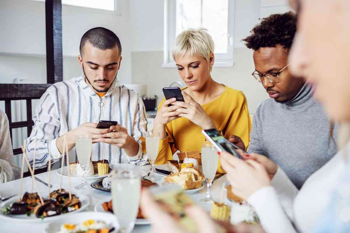 Cena senza cellulare, vino gratis