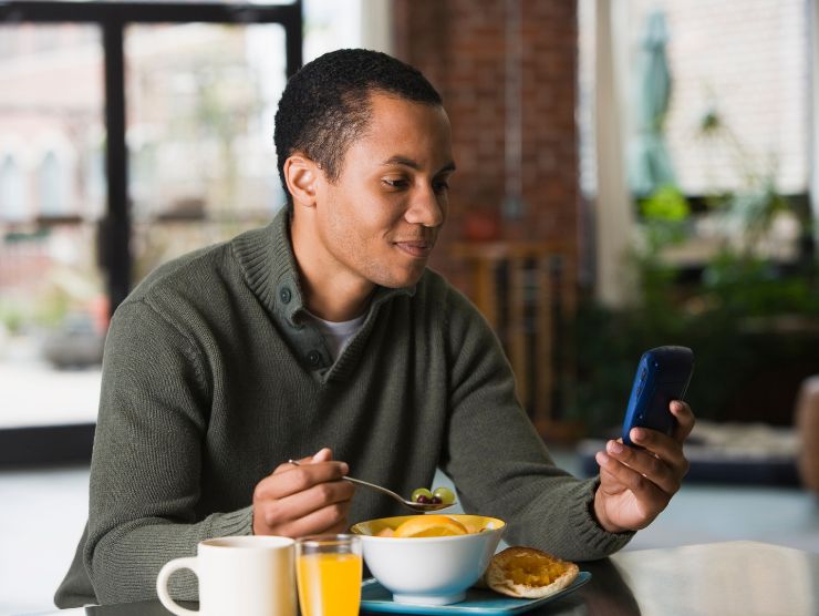 Cena senza cellulare, vino gratis