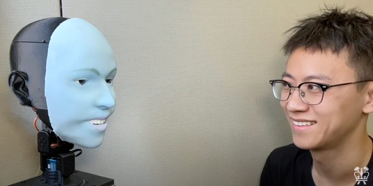 robot che impara a sorridere come gli umani