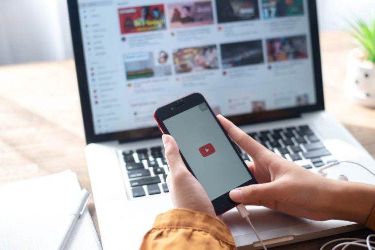 youtube rimuove i video generati con l'ia